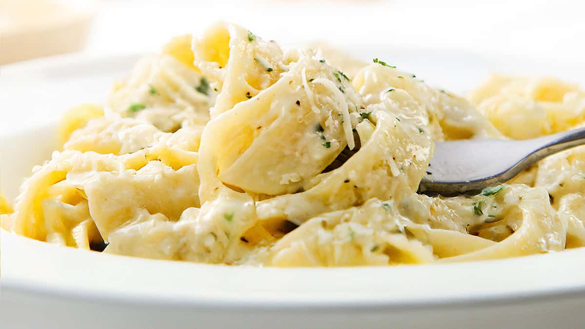 Indulge in One-Pot Creamy Garlic Fettuccine Alfredo Perfection